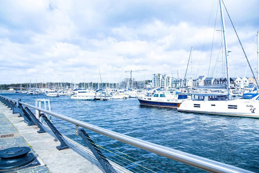 A Luxury 2 Bedroom Apartment With 2 Free Parking Chatham  Exterior photo