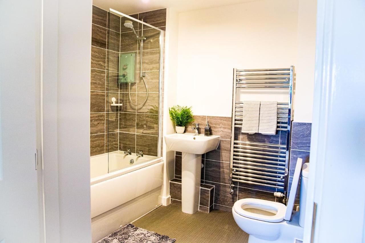 A Luxury 2 Bedroom Apartment With 2 Free Parking Chatham  Exterior photo