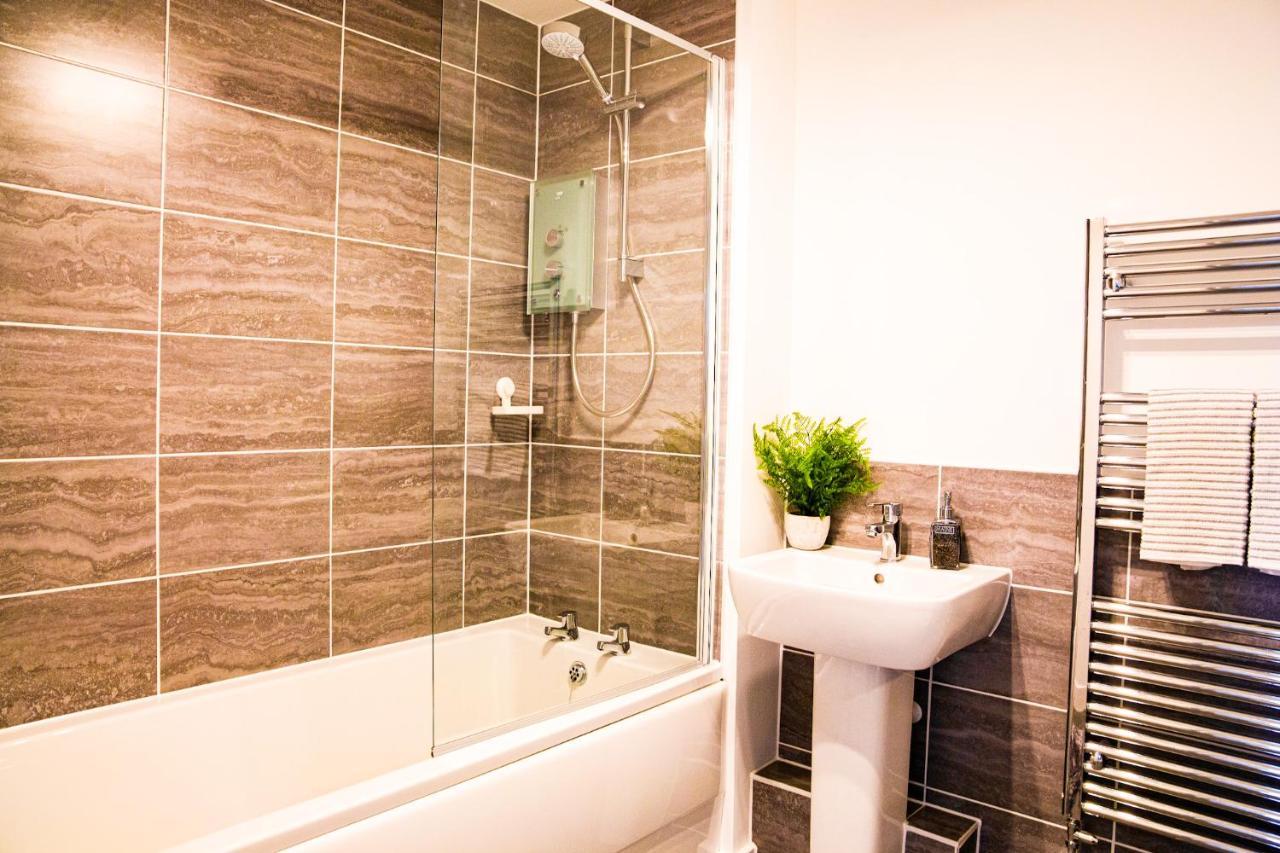 A Luxury 2 Bedroom Apartment With 2 Free Parking Chatham  Exterior photo