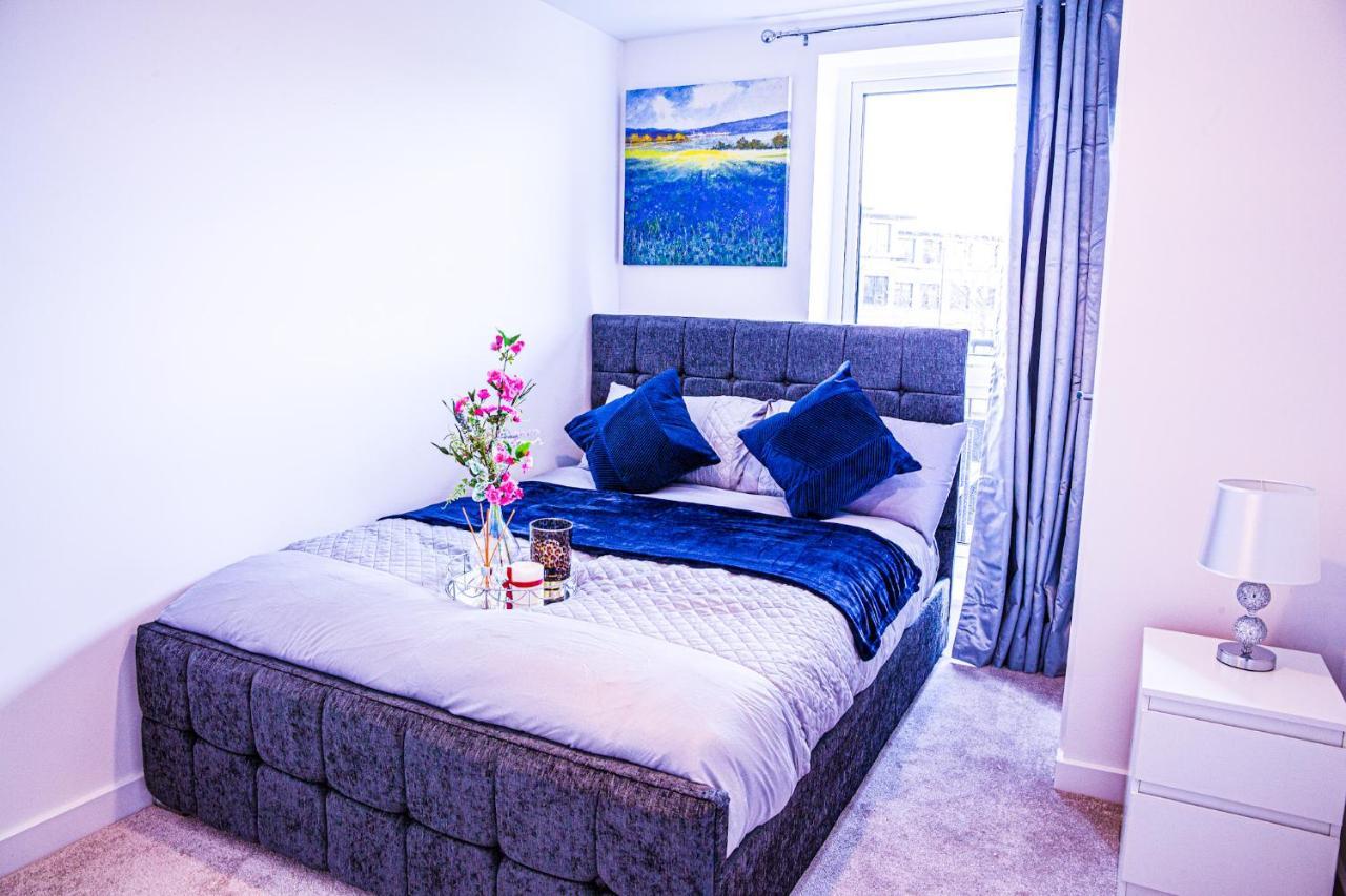 A Luxury 2 Bedroom Apartment With 2 Free Parking Chatham  Exterior photo