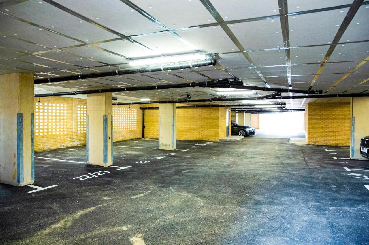 A Luxury 2 Bedroom Apartment With 2 Free Parking Chatham  Exterior photo